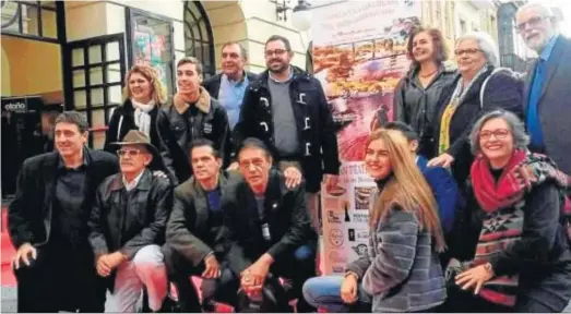 ?? H.I. ?? El elenco de actores y los directores en la presentaci­ón de la película en el Gran Teatro de Huelva.