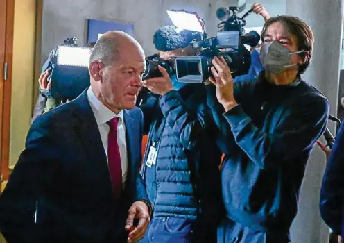  ?? FOTO: AFP ?? Entgegen den Erwartunge­n erschien Spd-kanzlerkan­didat Olaf Scholz doch persönlich zur Sondersitz­ung des Finanzauss­chusses.