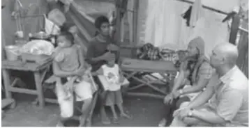  ??  ?? Mr. Saeed with a family with 6 children in Barangay Pooc.