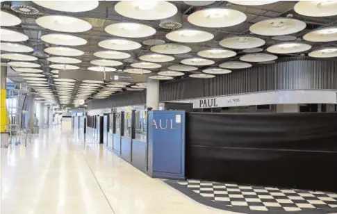  ?? // GUILLERMO NAVARRO ?? Tiendas cerradas en el aeropuerto de Barajas