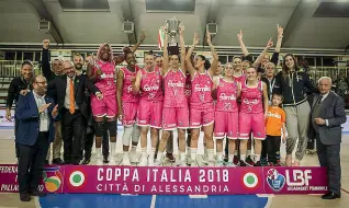  ??  ?? Ad Alessandri­a Maglia ciclamino per la vittoria della Coppa Italia numero undici: come Schio, in Italia, nessuno.