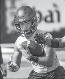  ?? NWA Democrat-Gazette/BEN GOFF • @NWABENGOFF ?? Connor Flannigan, Fayettevil­le wide receiver, carries the ball against Broken Arrow.