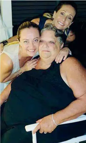  ?? ?? Insieme Giorgia Meloni, 45 anni, la sorella Arianna, 47, e la madre Anna, 69