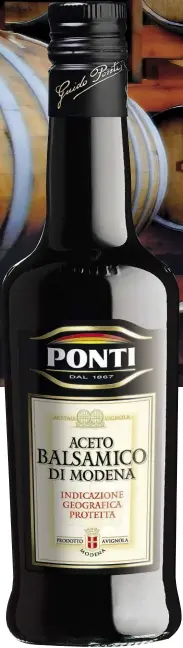  ??  ?? Tradizione e modernità A sinistra, uno dei prodotti cult di Ponti, l’Aceto Balsamico di Modena IGP. Sopra, l’aceto riposa nelle barrique di legno. Nella pagina accanto, la linea di imbottigli­amento del balsamico a Vignola (Modena); l’acetaia di Ghemme (Novara); alcune confezioni storiche di conserve vegetali.