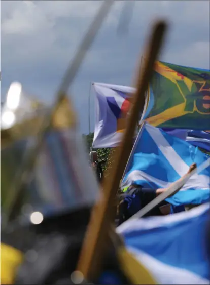  ?? Picture: Colin Mearns ?? An All Under One Banner march for independen­ce from Stirling Old Bridge to Bannockbur­n, with the statue of Robert the Bruce looming large