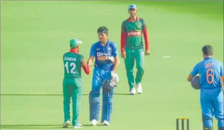  ?? ESC ?? ■ Indian skipper Priyam Garg being congratula­ted by Bangladesh­i players as hosts beat visitors by four wickets in Lucknow on Wednesday.