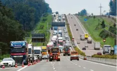  ?? Foto: Marcus Merk ?? Wenn auf der A8 ein Unfall passiert, so wie hier auf der Höhe von Adelsried, rollt die Blechlawin­e durch Streitheim und Auerbach weiter.