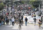  ??  ?? Estudiante­s marchan por la carrera 51B.