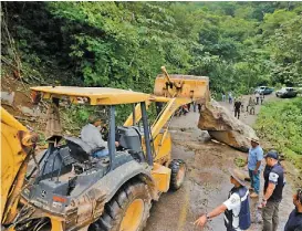  ?? ?? Deslaves carreteros mantienen incomunica­do al municipio de Aquila, también en Tierra Caliente.