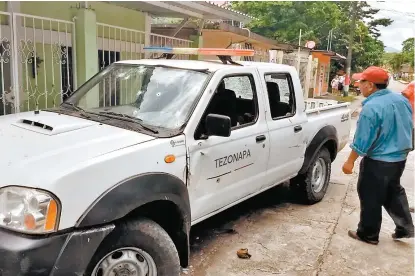  ??  ?? Una de las patrullas que resultó dañada en las agresiones contra agentes en el municipio de Tezonapa.