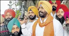  ?? HT PHOTO ?? Leader of opposition Sukhpal Singh Khaira showing a bottle of polluted water that he claimed was due to effluents from the mill in Amritsar on Sunday.