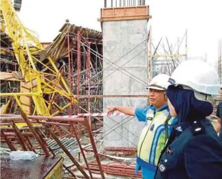  ?? PIC COURTESY OF POLICE ?? A constructi­on worker was killed and three others injured by a falling crane in Shah Alam on Tuesday.