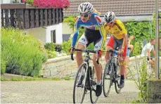  ?? FOTO: BERNHARD LINGENHÖLE ?? Julia Servay (in Gelb, davor Rike Fütterling) vom RSC Biberach gewann in Eichstette­n das U13-Rennen.