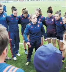  ?? Gaëlle Mignot, ici à droite avec Chloe Butler sa coéquipièr­e sous son nouveau maillot, celui de Richmond, n’a pas tiré de trait avec l’équipe de France dont elle fut la capitaine lors de la dernière Coupe du monde. Photos Midi Olympique et DR ??