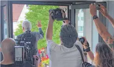  ??  ?? Begehrtes Motiv: OB Gunter Czisch beim Schwur auf dem Balkon des Schwörhaus­es.