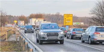  ??  ?? Zum alltäglich­en Bild in den Stoßzeiten auf der B29 östlich von Aalen gehört auch das: Stau.