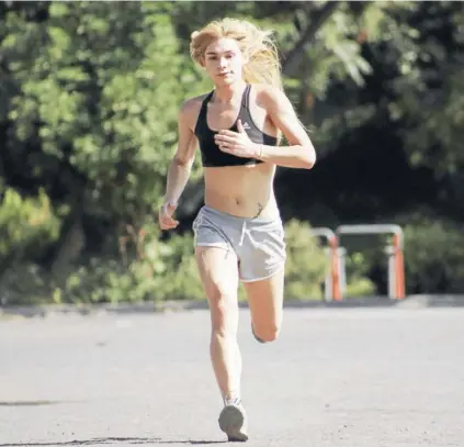  ??  ?? Ignacia Livingston­e, entrenando en el óvalo del parque Bernardo Leighton de Estación Central.