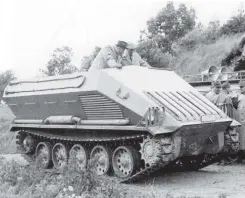  ?? ?? Saurer-Schützenpa­nzer: Der 1952 bis 1955 entwickelt­e Prototyp, heute Bestandtei­l der Panzersamm­lung des Heeresgesc­hichtliche­n Museums, war oben noch offen. Das spätere Serienmode­ll bot einen besseren Schutz.