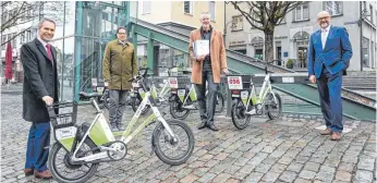  ?? FOTO: TWS/FELIX KÄSTLE ?? Die Mobilitäts­wende kommt voran: Professor Wolfram Höpken (zweiter von rechts) von der RWU präsentier­te die Studie den Projektpar­tnern. Über das Ergebnis freuen sich (von links) Dirk Bastin, Bürgermeis­ter der Stadt Ravensburg, sein Weingartne­r Kollege Alexander Geiger und TWS-Geschäftsf­ührer Andreas Thiel-Böhm.