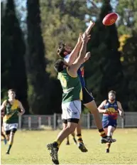  ?? PHOTO: BEV LACEY ?? SOLID SPOIL: University defender Mark Henning prevents Goondiwind­i’s Brent Townsend from taking a mark at USQ.