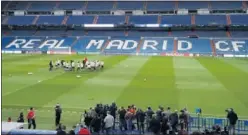  ??  ?? De Barajas fueron al Hotel Eurostars. Tras comer y descansar allí fueron al Bernabéu, donde se entrenaron en el escenario del partido.