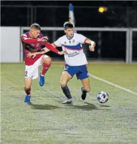  ?? Foto: Bergasa ?? Un jugador de la Mutilvera trata de irse de uno del Tarazona.