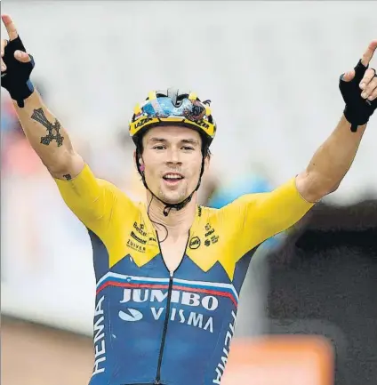  ?? FOTO: EFE ?? Primoz Roglic, espectacul­ar en los últimos metros. Ataque sin levantarse del sillín, dejando atrás a grandes rivales en llegadas en alto