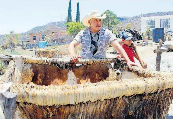  ?? /FOTOS: BIBIANA DÍAZ ?? Al año, tres productore­s destilan entre 150 y 300 litros de mezcal