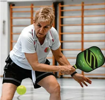  ?? Foto: Silvio Wyszengrad ?? Bärbel Gurland möchte die Sportart Pickleball in Augsburg populär machen.