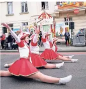  ??  ?? Die Frauen und Mädchen der Tanzgarde der KG Büdericher Heinzelmän­nchen stellten ihr akrobatisc­hes Können unter Beweis.