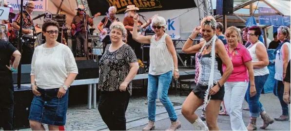  ?? Foto: Benjamin Reif ?? Hat jemand Lust auf Line Dance? Das ließen sich viele Wertinger nicht zweimal sagen: Bei der „Why not Band“herrschte am Samstag großer Andrang, um in Formation zu kerniger Countrymus­ik zu tanzen. Auch die Big Band der Stadtkapel­le, das Quattrofog­lio...