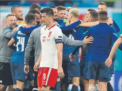  ?? FOTO: AP ?? La decepción de Robert Lewandowsk­i tras la derrota y la alegría de Eslovaquia tras arrancar con triunfo en la Eurocopa