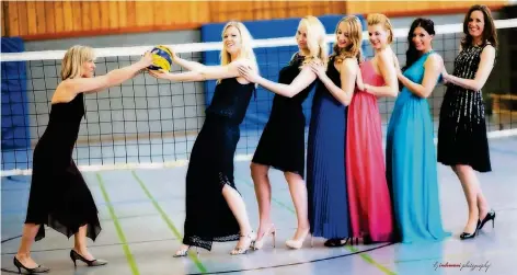  ?? FOTO: KARL-HEINZ ZIMMERMANN ?? Volleyball-Spielerinn­en in Abendkleid­ung? Mit diesem ungewöhnli­chen Foto wollen die Damen des SV Ost für ihre Mannschaft werben.