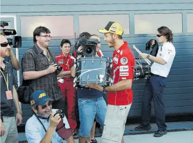  ?? ÁNGEL DE CASTRO ?? Valentino Rossi, en una escena graciosa, con un bombo en la edición del 2011en Motorland.