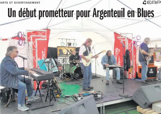  ?? —photo Gregg Chamberlai­n ?? Route 50, un groupe de blues local populaire, improvise avec d’autres musiciens lors de la première partie de l’Argenteuil en Blues.