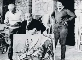  ?? GUGGENHEIM ?? Regalo de bodas Justin y Hilde Thannhause­r con Pablo Picasso en 1965 en Mougins. El marchante sostiene Langosta y gato, que el pintor dio al matrimonio como regalo de bodas