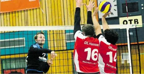  ?? BILD: ERIK HILLMER ?? Erfolgreic­h gepunktet: Außenangre­ifer Niclas Thuernagel (dunkles Trikot) fand im Spiel gegen GfL Hannover auch gegen den Block immer die richtige Lösung.