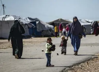  ?? FOTO AFP ?? Kinderen en hun moeder in het kamp Al-Roj in Syrië.