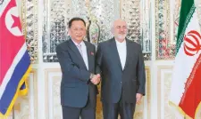  ??  ?? El ministro de Exteriores iraní, Mohammad Javad Zarif (der.), junto a su homólogo norcoreano, Ro Yong-ho (izq.), durante un encuentro en Teherán.