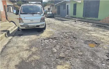  ?? ?? Llamado. Vecinos piden intervenci­ón de la alcaldía para evitar daños en sus vehículos.