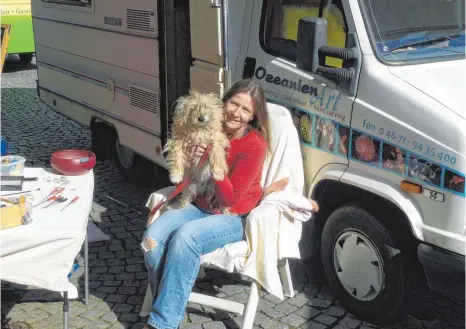  ?? FOTO: EBERSTEIN ?? May-Britt mit ihrem Wohnmobil und ihrem Hund Fina.