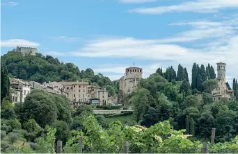  ??  ?? Una veduta di Asolo (Treviso), una delle sedi in cui si svolge la rassegna veneta (foto di Luisa Santinello)