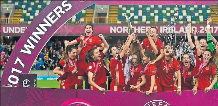  ??  ?? CAMPEONAS DE EUROPA. La Selección española Sub-19 levanta el trofeo que le acredita como campeona de la Eurocopa que se ha disputado en Irlanda del Norte. Las de PedroLópez lo celebraron