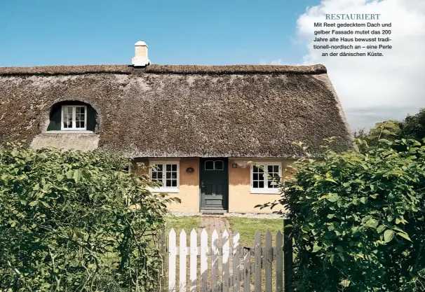  ??  ?? RESTAURIER­T
Mit Reet gedecktem Dach und gelber Fassade mutet das 200 Jahre alte Haus bewusst traditione­ll-nordisch an – eine Perle an der dänischen Küste.