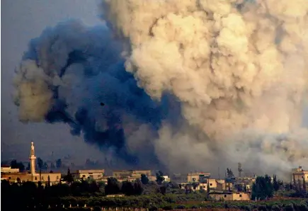  ?? AP ?? Smoke and explosions from the fighting between forces loyal to Syrian President Bashar al-assad and rebels in southern Syria as seen from the Israeli-controlled Golan Heights.