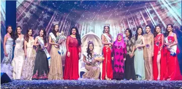  ??  ?? Raghad (sixth left), Juma’ani (sixth right) and Zuraini (fifth right) pose with Larissa and the other finalists of Miss World Malaysia 2018. – Photos by Muhammad Rais Sanusi