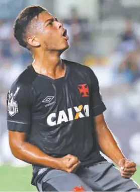  ??  ?? A joia Evander comemora o seu primeiro gol pelos profission­ais