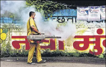  ?? BACHCHAN KUMAR/HT PHOTO ?? A municipal worker fumigates an area in Mumbai amid a rise in dengue cases.