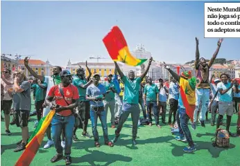  ??  ?? Neste Mundial, a seleção do Senegal não joga só pelo seu país, mas por todo o continente africano, dizem os adeptos senegalese­s