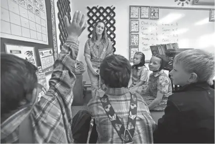  ?? RION SANDERS/USA TODAY NETWORK ?? Traci Manseau of Deerfield, Mont., leads her students in a lesson on days of the week.